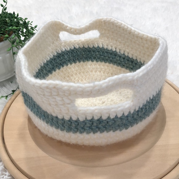 Crocheted basket/caddy - Picture 4 of 9